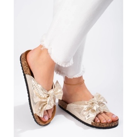Cómodas chanclas con lazo dorado 1