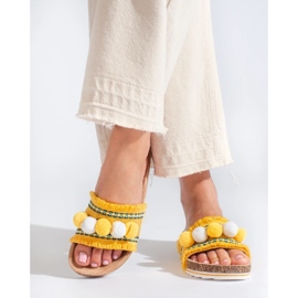 Zapatillas de moda con pompones amarillo 4
