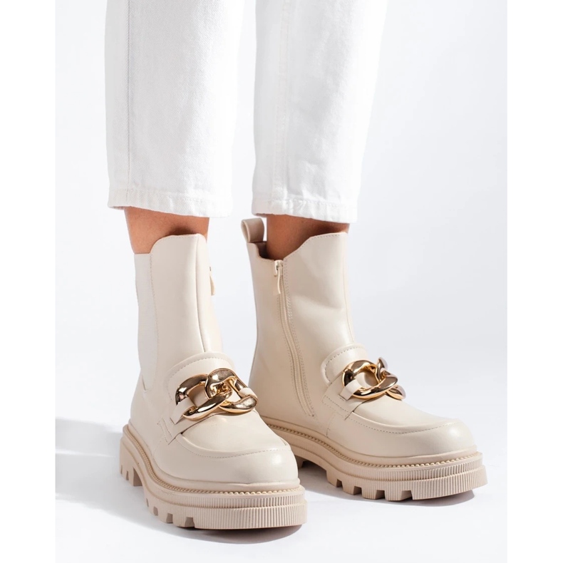 Trabajadores en la plataforma beige 1