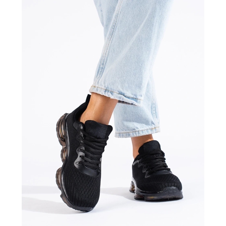 Zapatos deportivos en una plataforma de goma negro 2