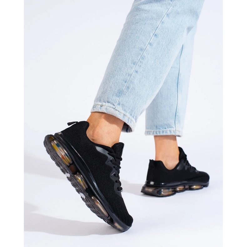 Zapatos deportivos en una plataforma de goma negro 1