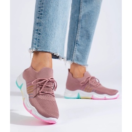 Calzado deportivo sobre una plataforma colorida. rosado 4