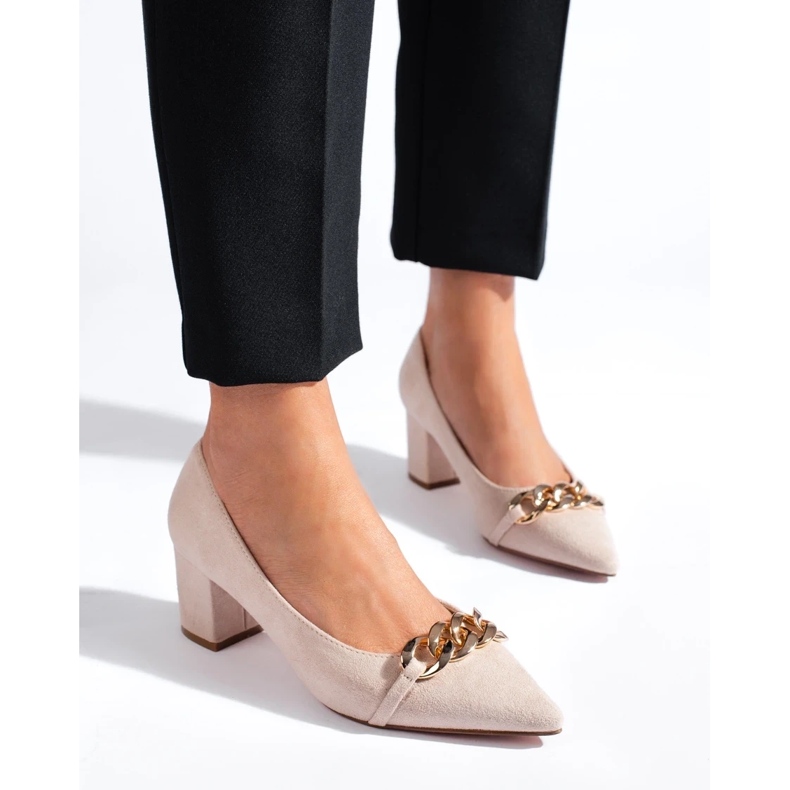 Zapatos de salón de mujer en punta con cadena beige 2