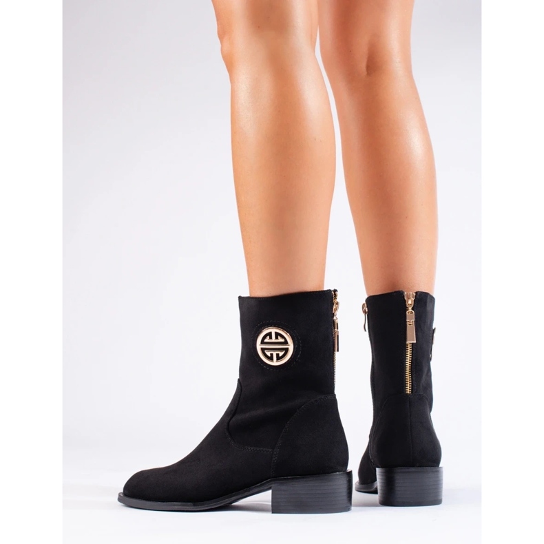 Botas altas mujer ante negro 1
