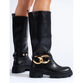 Botas de mujer negras con cadena fabricadas en piel ecológica. negro 4