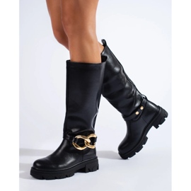 Botas de mujer negras con cadena fabricadas en piel ecológica. negro 1