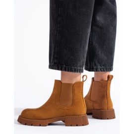 Botines Chelsea de mujer en ante marrón y tacón plano 1