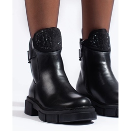 Botas negras de mujer en la plataforma. negro 2