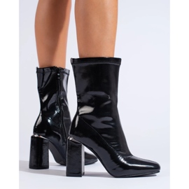 Botines de mujer de tacón fabricados en charol ecológico negro 1