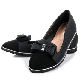 Ch. Creation Señorita con un arco negro 1