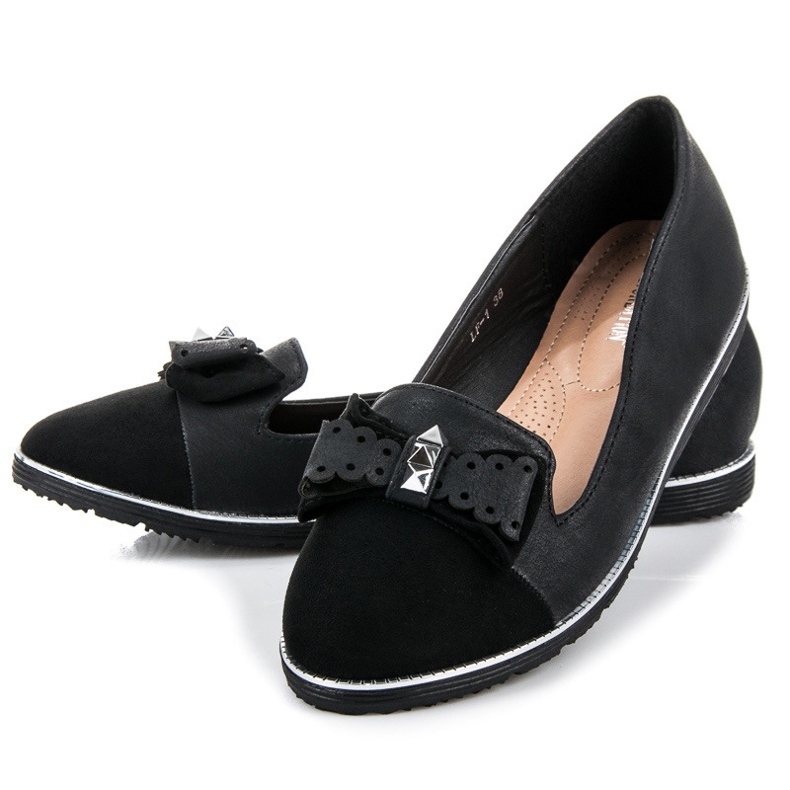 Ch. Creation Señorita con un arco negro 1