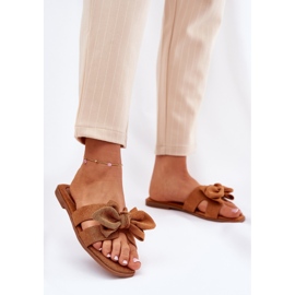 Chanclas planas para mujeres con arco de camello marrón 2 Chanclas planas para mujeres con arco de camello marrón 2