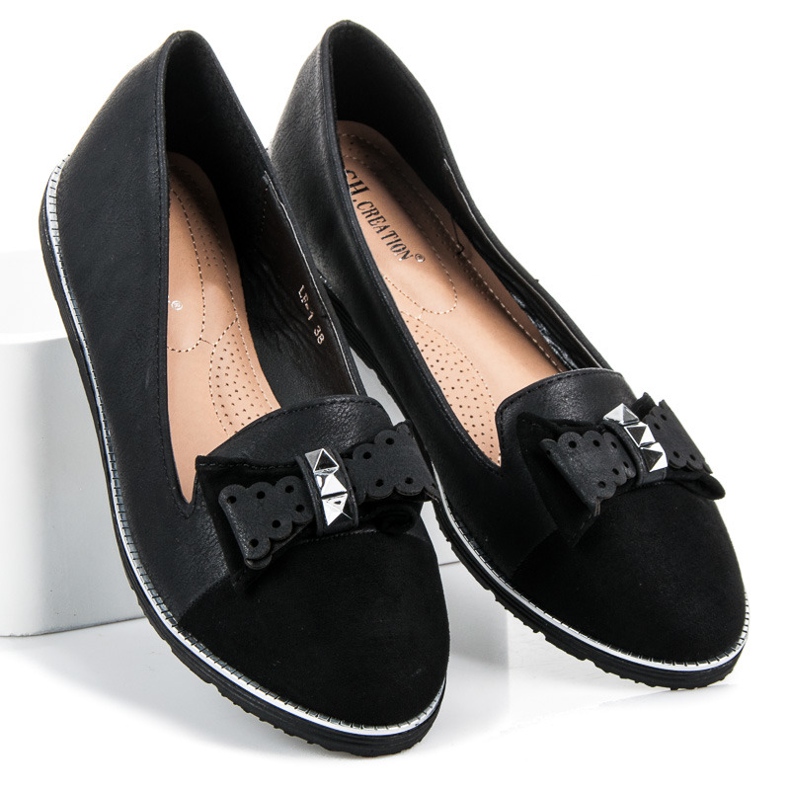 Ch. Creation Señorita con un arco negro 2