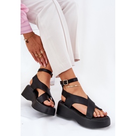 Sandalias para mujeres en la plataforma y un cuero de cuña de cuello negro 7