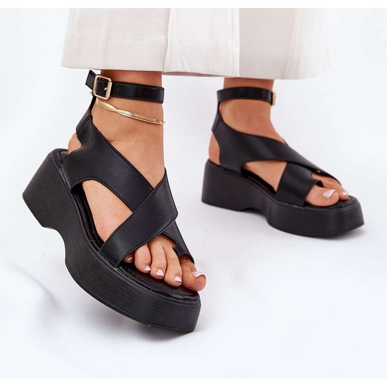 Sandalias para mujeres en la plataforma y un cuero de cuña de cuello negro 2
