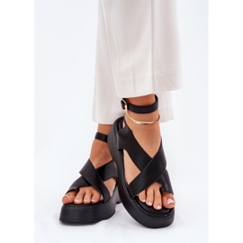 Sandalias para mujeres en la plataforma y un cuero de cuña de cuello negro 3