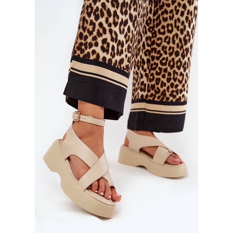 Sandalias para mujeres en la plataforma y un beige de cuero ecológico de cuña 2
