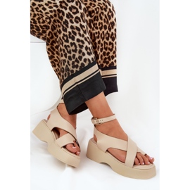 Sandalias para mujeres en la plataforma y un beige de cuero ecológico de cuña 6