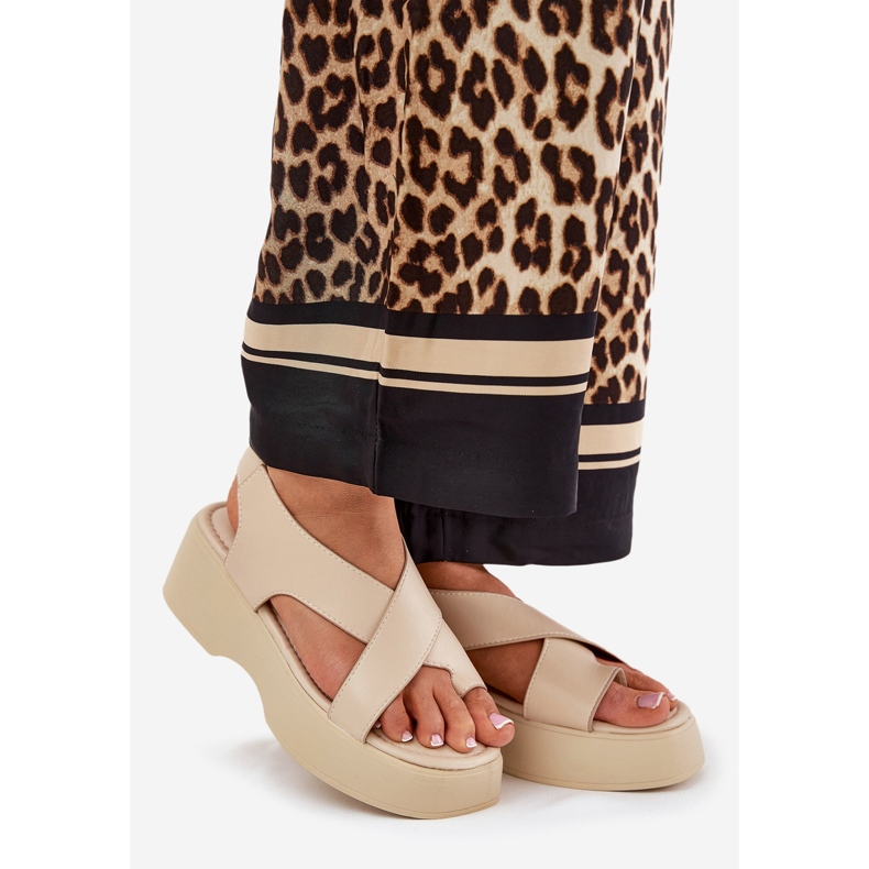 Sandalias para mujeres en la plataforma y un beige de cuero ecológico de cuña 1