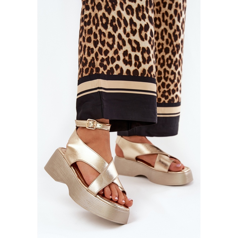 Sandalias para mujeres en la plataforma y una cuña de cuero ecológico dorado 2 Sandalias para mujeres en la plataforma y una cuña de cuero ecológico dorado 2