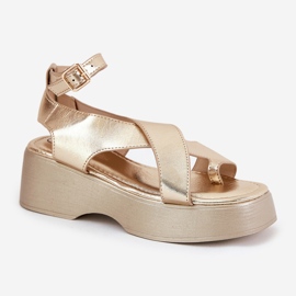 Sandalias para mujeres en la plataforma y una cuña de cuero ecológico dorado 4