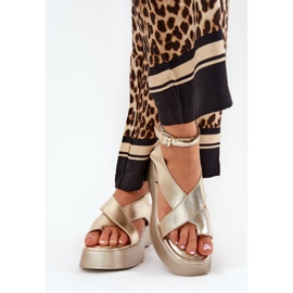 Sandalias para mujeres en la plataforma y una cuña de cuero ecológico dorado 3