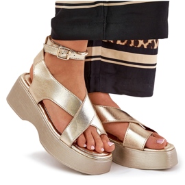 Sandalias para mujeres en la plataforma y una cuña de cuero ecológico dorado 10