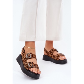 Sandalias de mujeres en la plataforma y cuñas con hebillas de leopardos marrones marrón 2