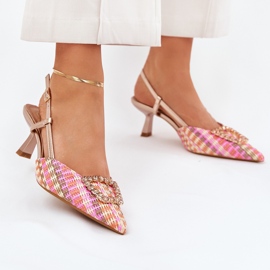 Tacones altos con un adorno y un tacón de champán obsoleto multicolor 2 Tacones altos con un adorno y un tacón de champán obsoleto multicolor 2