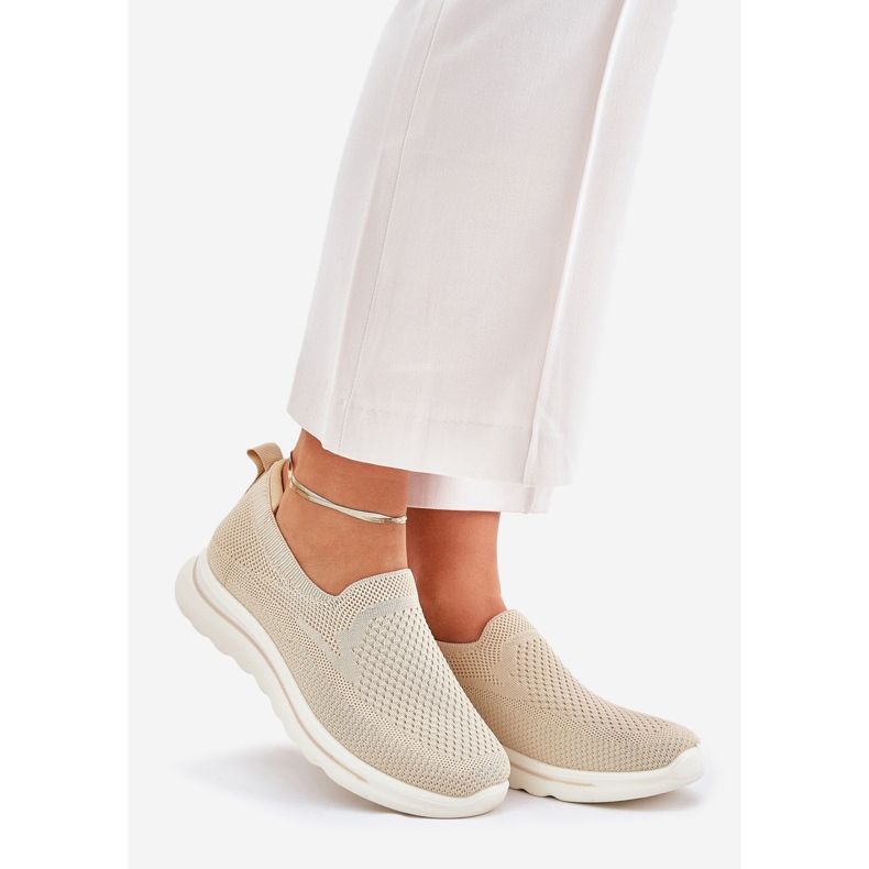 Zapatillas de deporte de material resbaladizo de beige para mujeres 1 Zapatillas de deporte de material resbaladizo de beige para mujeres 1