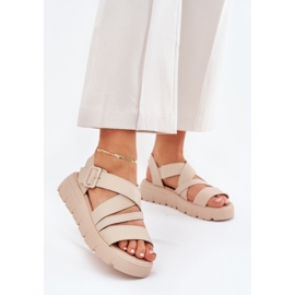 Sandalias de cuero para mujeres en la plataforma con una abrazadera beige 2