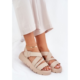 Sandalias de cuero para mujeres en la plataforma con una abrazadera beige 8
