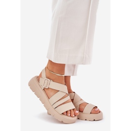 Sandalias de cuero para mujeres en la plataforma con una abrazadera beige 1