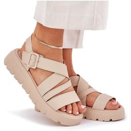Sandalias de cuero para mujeres en la plataforma con una abrazadera beige 9