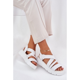 Sandalias de cuero para mujeres en la plataforma con una hebilla blanca blanco 6