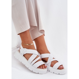 Sandalias de cuero para mujeres en la plataforma con una hebilla blanca blanco 7