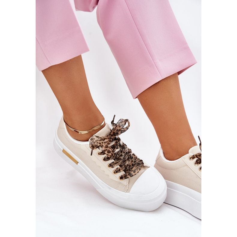 Zapatillas para mujeres en una plataforma masiva con beige decorativo de cordones 2
