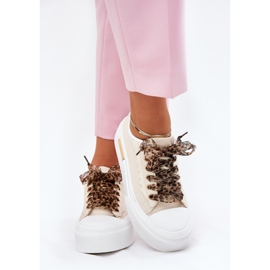 Zapatillas para mujeres en una plataforma masiva con beige decorativo de cordones 6