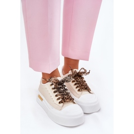 Zapatillas para mujeres en una plataforma masiva con beige decorativo de cordones 7
