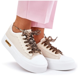 Zapatillas para mujeres en una plataforma masiva con beige decorativo de cordones 9