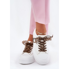 Zapatillas de deporte para mujeres en una plataforma masiva con cordones decorativos blancos 1