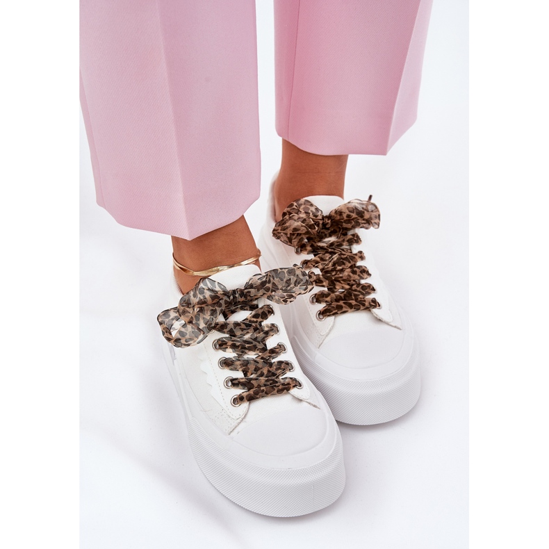 Zapatillas de deporte para mujeres en una plataforma masiva con cordones decorativos blancos 2 Zapatillas de deporte para mujeres en una plataforma masiva con cordones decorativos blancos 2