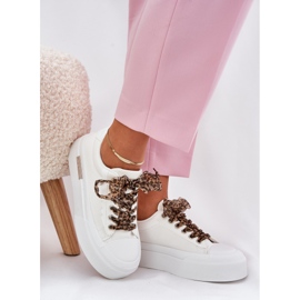 Zapatillas de deporte para mujeres en una plataforma masiva con cordones decorativos blancos 3