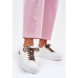Zapatillas de deporte para mujeres en una plataforma masiva con cordones decorativos blancos 7