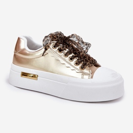 Zapatillas de deporte para mujeres en una plataforma masiva con oro decorativo dorado 2
