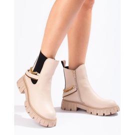 Botas Chelsea de mujer beige con cadena. 1