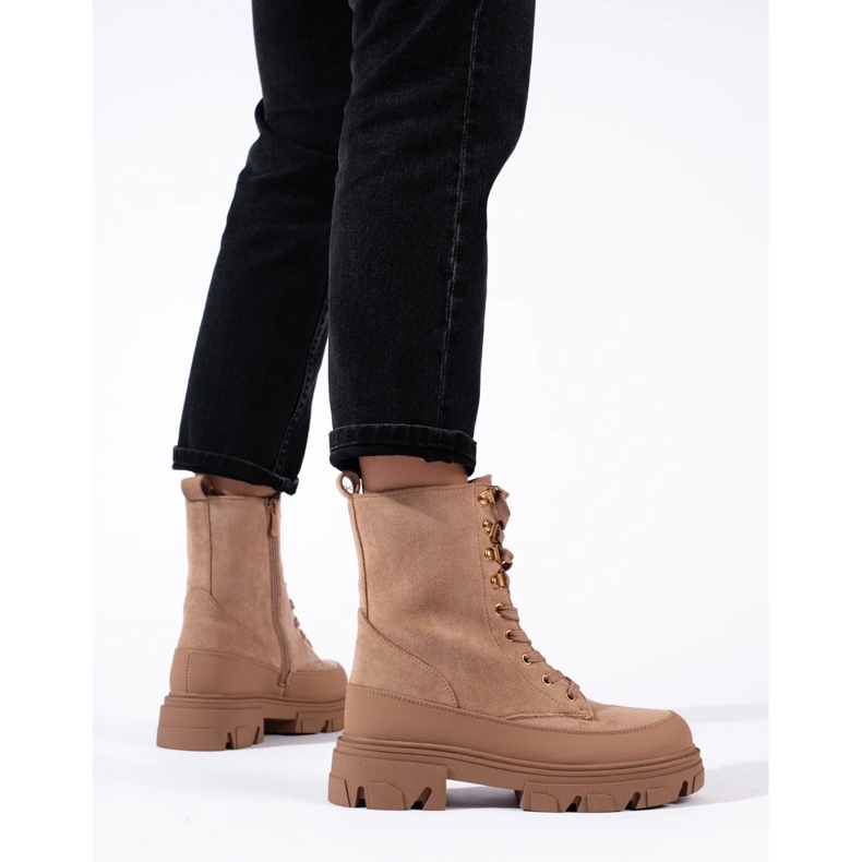 W. Potocki Trabajadoras en una plataforma Potocki beige 1