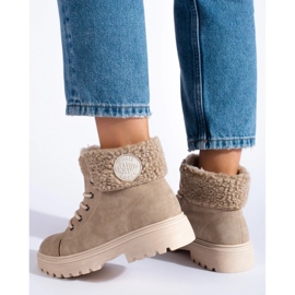 Botas de montaña de mujer con piel de cordero beige 1 Botas de montaña de mujer con piel de cordero beige 1