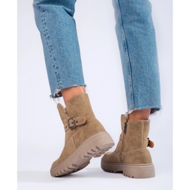 Botines de mujer beige confeccionados en ante ecológico. 2