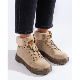 Botas beige de mujer con abrigo de piel de cordero 3